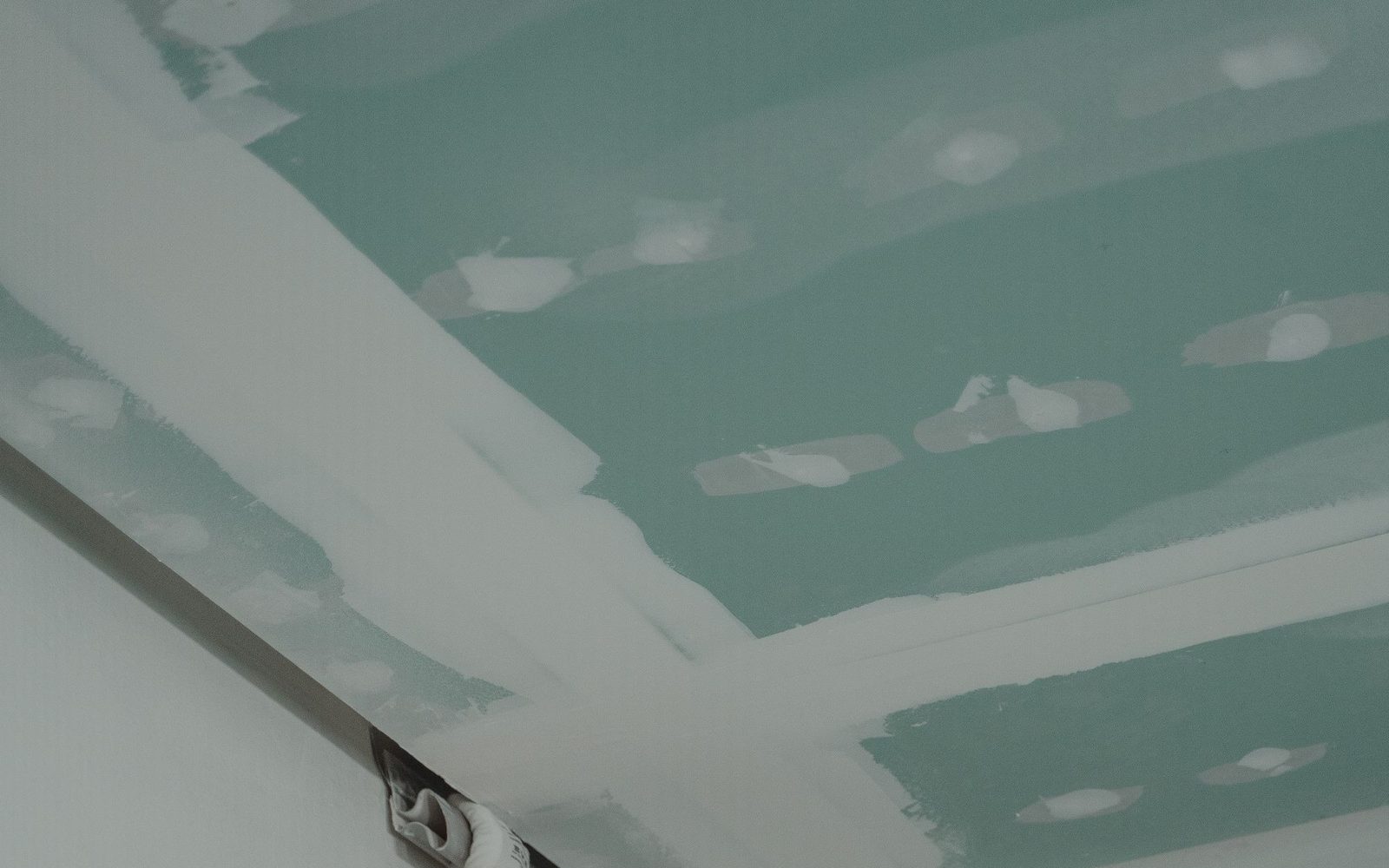 Plasterboard ceiling with taped and filled joints before skimming